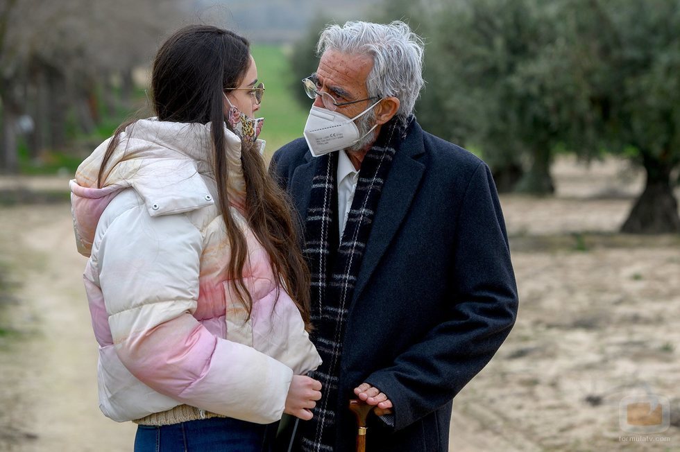 Antonio Alcántara con su nieta en el episodio "Proyecto Abuelos" de 'Cuéntame comó pasó'