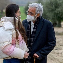 Antonio Alcántara con su nieta en el episodio "Proyecto Abuelos" de 'Cuéntame comó pasó'