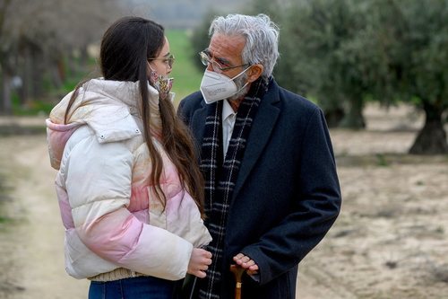 Antonio Alcántara con su nieta en el episodio "Proyecto Abuelos" de 'Cuéntame comó pasó'