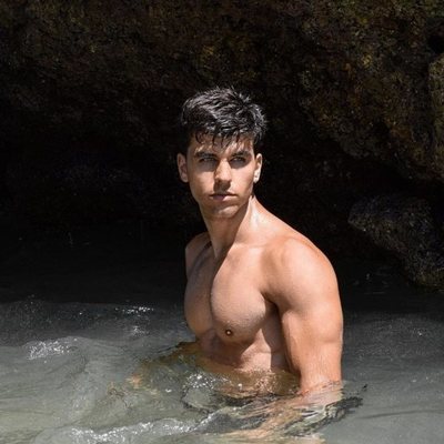Aitor Ferrón, azafato de 'El precio justo', en el agua