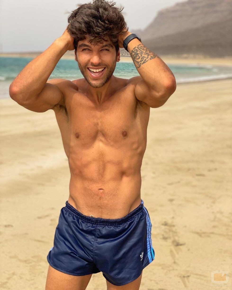 Aitor Ferrón, azafato en 'El precio justo', sin camiseta en la playa