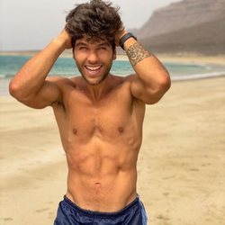 Aitor Ferrón, azafato en 'El precio justo', sin camiseta en la playa