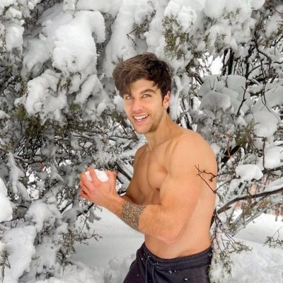 Aitor Ferrón, azafato de 'El precio justo', en la nieve