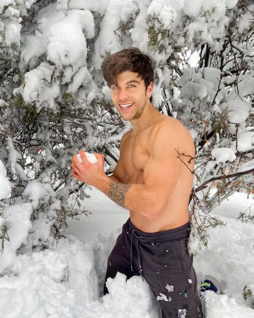 Aitor Ferrón, azafato de 'El precio justo', en la nieve