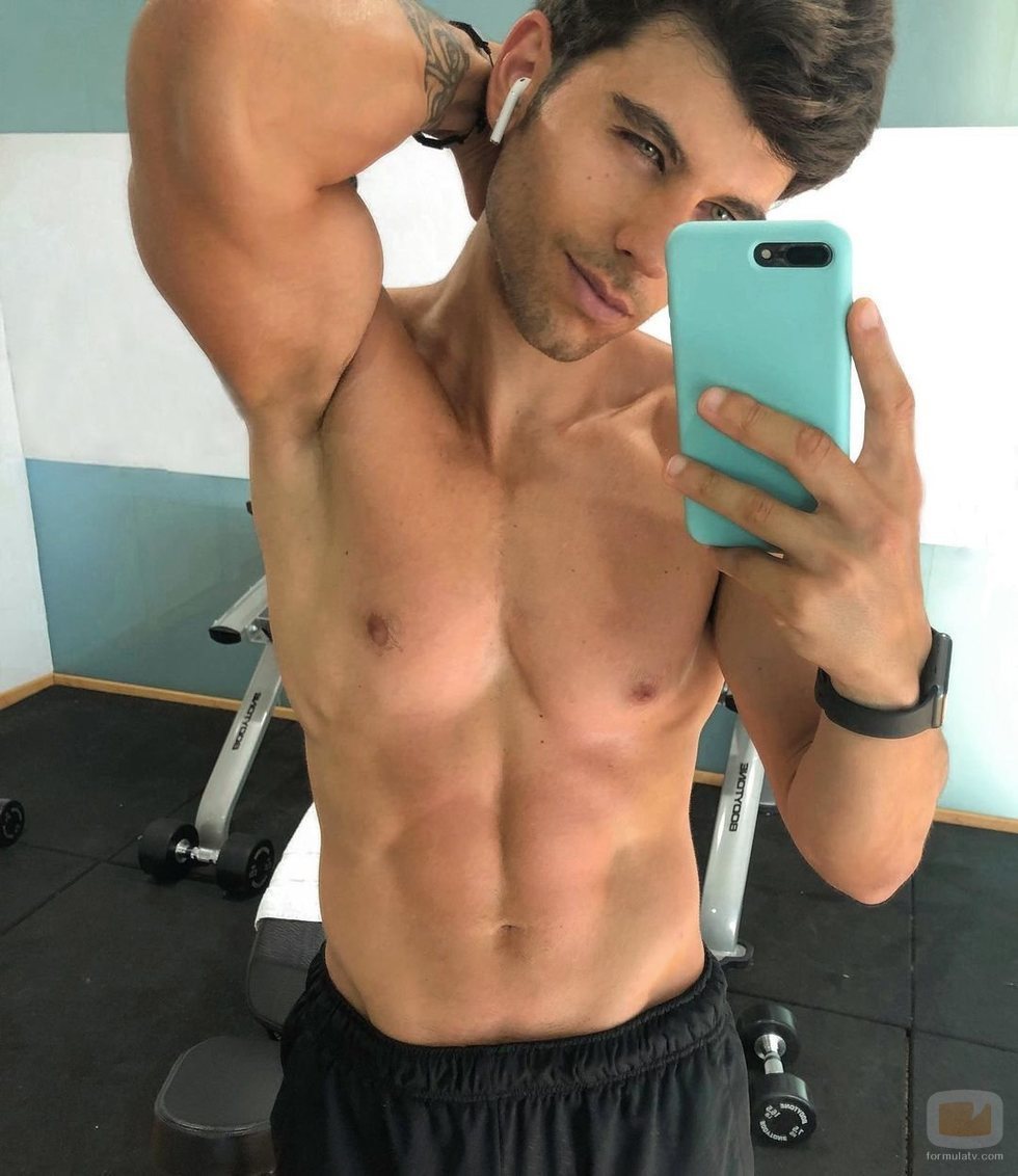 Aitor Ferrón, azafato de 'El precio justo', posa en el gimnasio
