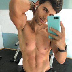 Aitor Ferrón, azafato de 'El precio justo', posa en el gimnasio