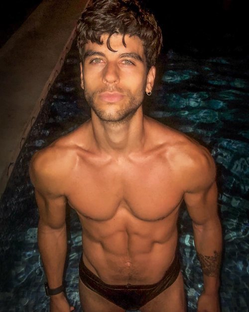 Aitor Ferrón posa en bañador