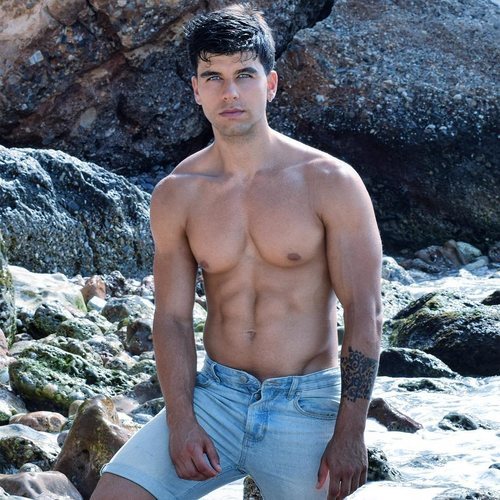 Aitor Ferrón, modelo y actor, posa en la playa