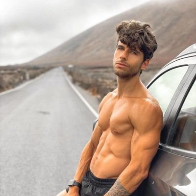 Aitor Ferrón sobre un coche sin camiseta