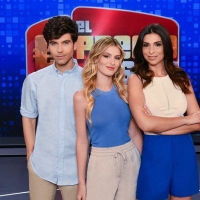 Aitor Ferrón, Arianna Aragón Santamarina y Paula Gómez son los tres azafatos de 'El precio justo'