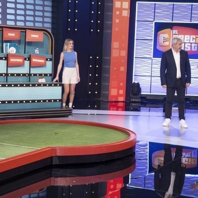 Las azafatas y el presentador de 'El precio justo' con una concursante