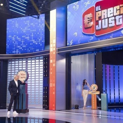 Carlos Sobera y los azafatos de 'El precio justo' durante una de las pruebas