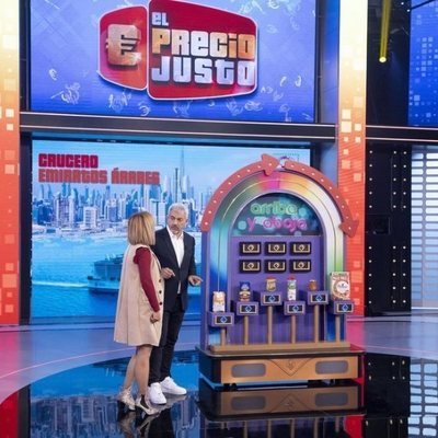 Carlos Sobera con una concursante de 'El precio justo' durante una de las pruebas