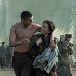 Archie Renaux y Jessie Mei Li en 'Sombra y hueso'