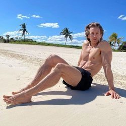 Eugenio Siller posando en la playa