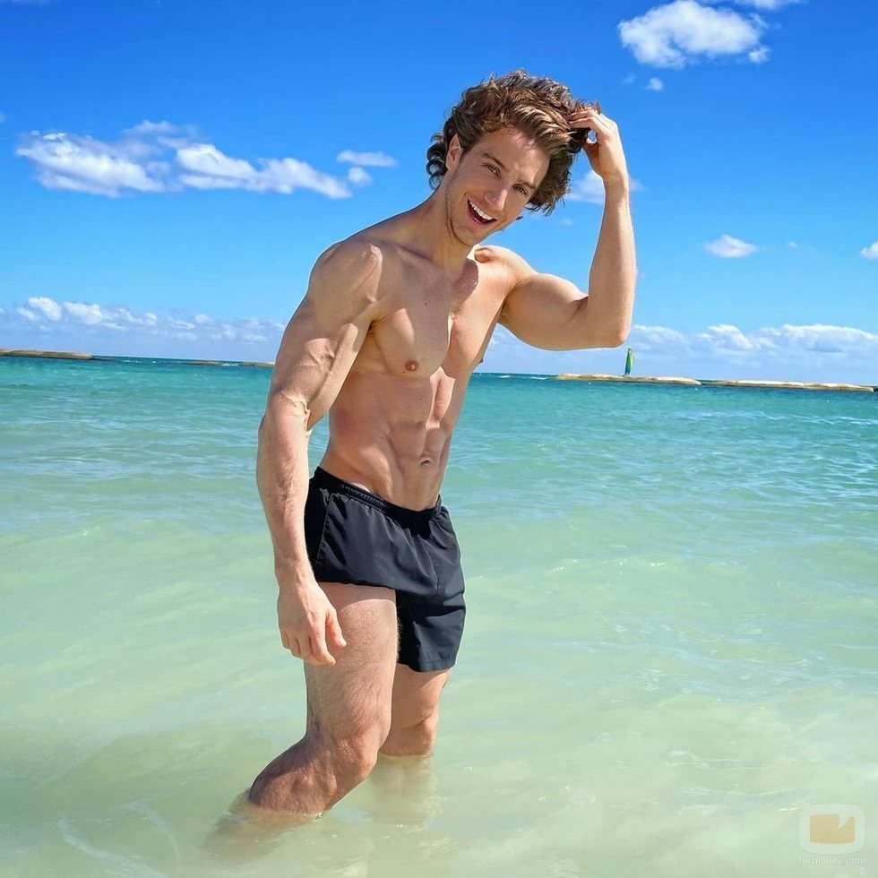 Eugenio Siller presume de abdominales en Instagram