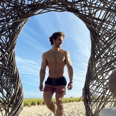 Eugenio Siller enciende las redes con sus fotos sin camiseta