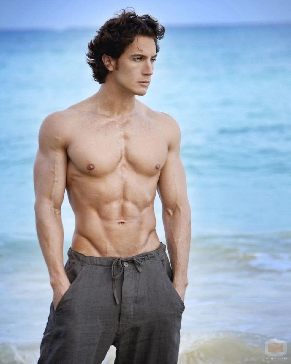 Eugenio Siller, semidesnudo, mira al horizonte