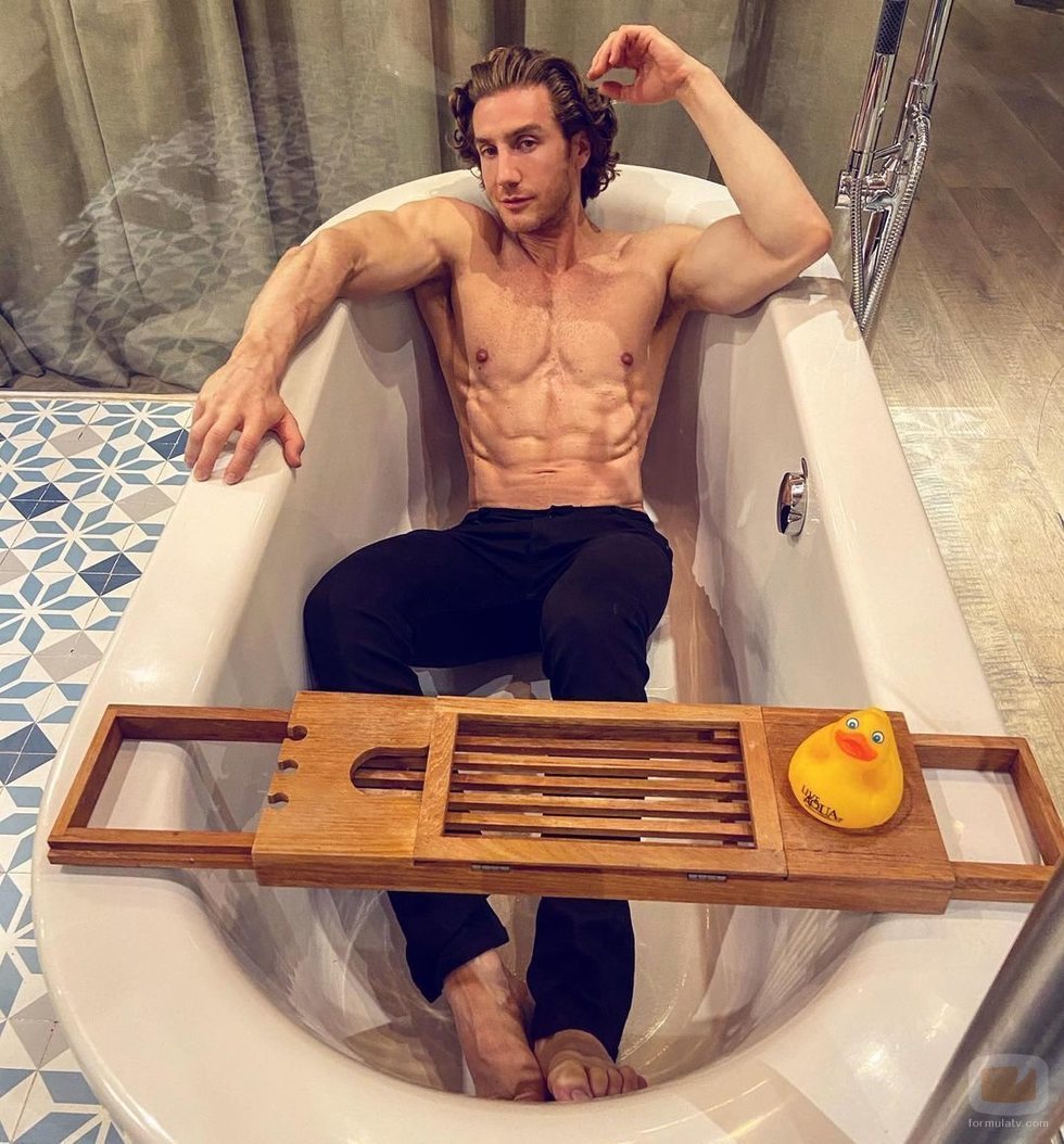 El actor Eugenio Siller posa sugerente en la bañera