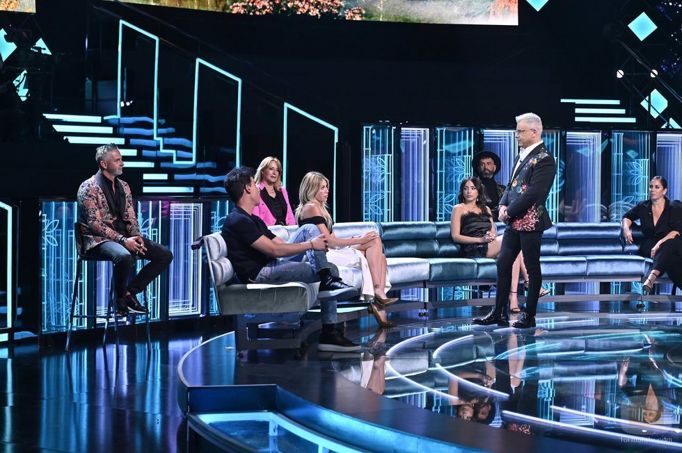 Jorge Javier Vázquez con los colaboradores de 'Supervivientes' en la primera gala