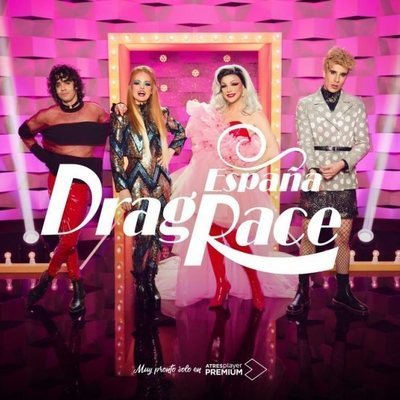 La presentadora y el jurado de 'Drag Race España' posan en el escenario