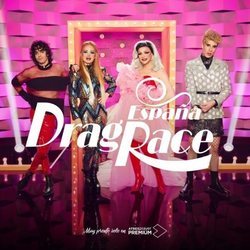 La presentadora y el jurado de 'Drag Race España' posan en el escenario