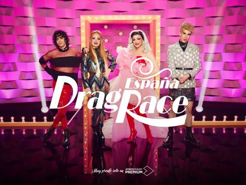 La presentadora y el jurado de 'Drag Race España' posan en el escenario