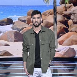 Iván Rubio posa en el plató de 'Supervivientes: Tierra de nadie'