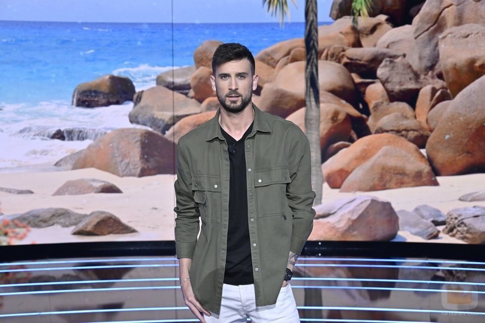 Iván Rubio posa en el plató de 'Supervivientes: Tierra de nadie'