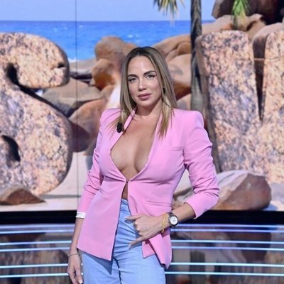 Samira posa en el plató de 'Supervivientes: Tierra de nadie'