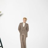 Javier Calvo posando en traje