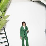 Javier Ambrossi posando en traje