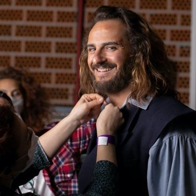 Asier Etxeandía detrás de las cámaras de 'Érase una vez...pero ya no'