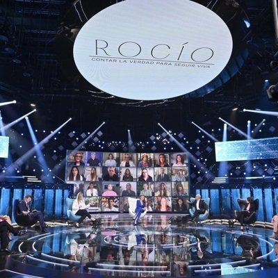 Rocío Carrasco, junto a los colaboradores de su esperada entrevista