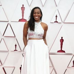 Mia Neal posa en la Alfombra Roja de los Oscar 2021