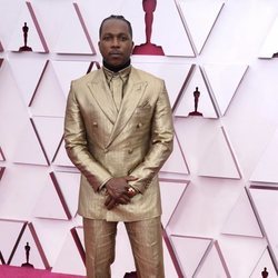 Leslie Odom Jr. en la Alfombra Roja de los Oscar 2021