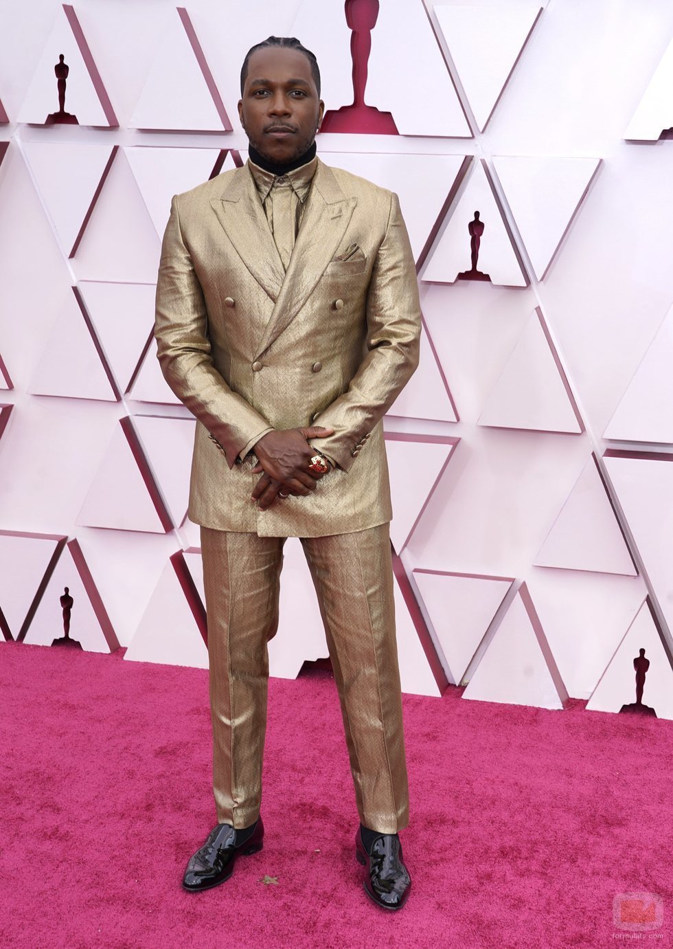 Leslie Odom Jr. en la Alfombra Roja de los Oscar 2021