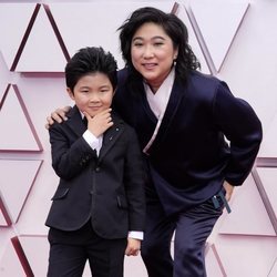 Alan S. Kim y Vicky Kim posan en la Alfombra Roja de los Oscar 2021