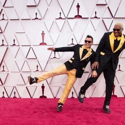 Martin Desmond Roe y Travon Free en la Alfombra Roja de los Oscar 2021