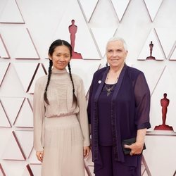 Chloé Zhao en la Alfombra Roja de los Oscar 2021