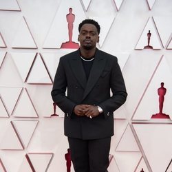 Daniel Kaluuya en la Alfombra Roja de los Oscar 2021