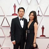 Steven Yeun en la Alfombra Roja de los Oscar 2021