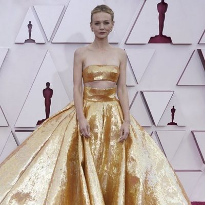Carey Mulligan posa en la alfombra roja de los Oscar 2021