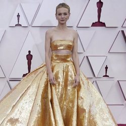 Carey Mulligan posa en la alfombra roja de los Oscar 2021