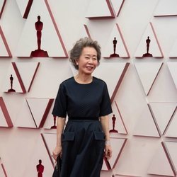 Yuh-Jung Youn posa en la Alfombra Roja de los Oscar 2021