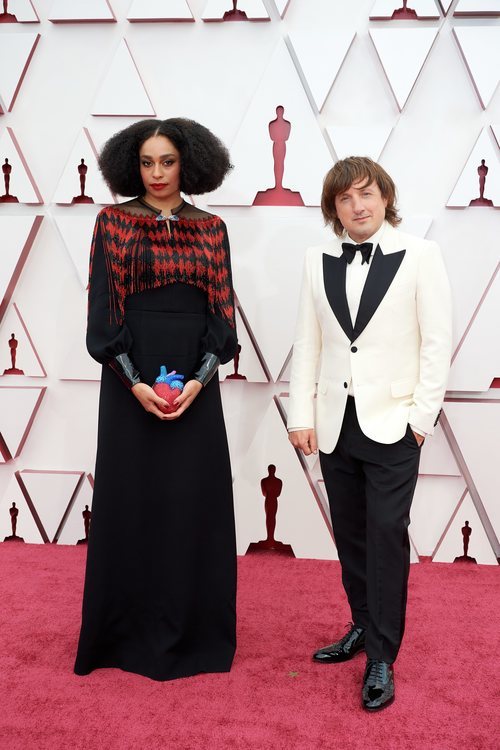 Celeste Waite y Daniel Pemberton en la Alfombra Roja de los Oscar 2021