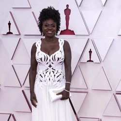 Viola Davis posa en la Alfombra Roja de los Oscar 2021