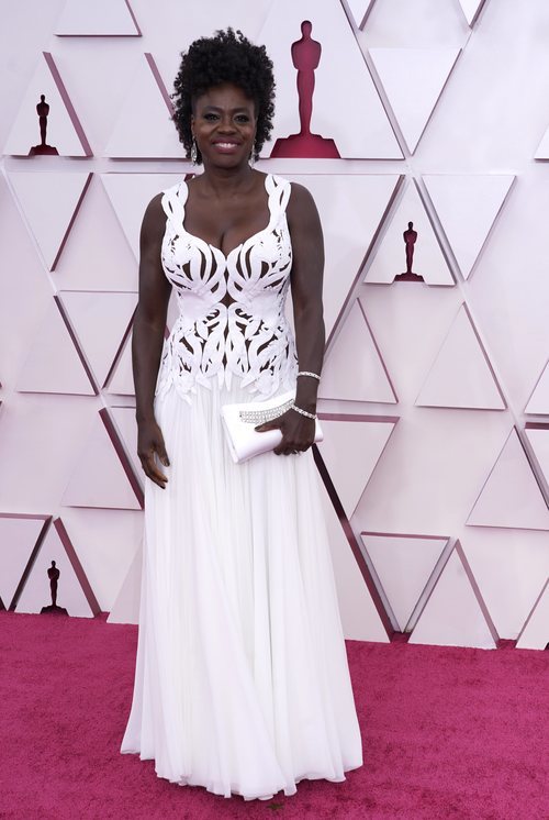 Viola Davis posa en la Alfombra Roja de los Oscar 2021