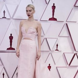 Vanessa Kirby posa en la Alfombra Roja de los Oscar 2021