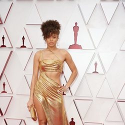 Andra Day posa en la Alfombra Roja de los Oscar 2021